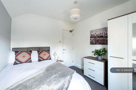 1 bedroom in a house share to rent - Photo 2