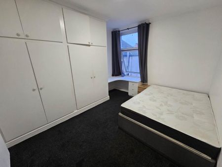 1 bedroom in a house share to rent - Photo 4