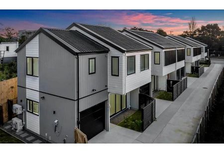 Ready to move in - Brand New - Modern Easy Living - Photo 3