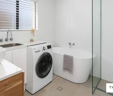 LIGHT FILLED BEACHSIDE APARTMENT - Photo 4