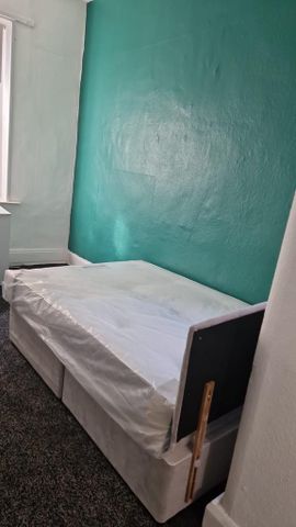 1 bedroom in a flat share to rent - Photo 5