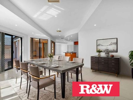 STUNNING 4 BEDROOM FAMILY HOME !! - Photo 3
