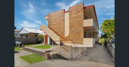 Tidy Two Bedroom Unit - Photo 3