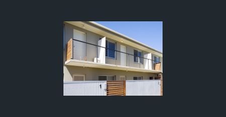 Modern upstairs unit fantastic location! - Photo 2