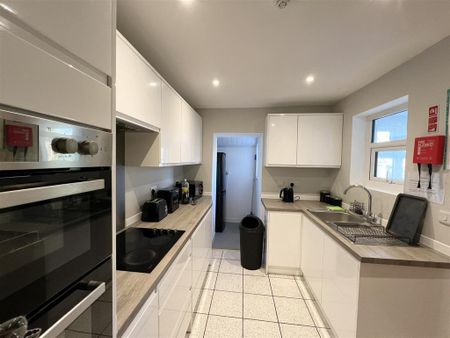 1 bedroom in a house share to rent - Photo 5