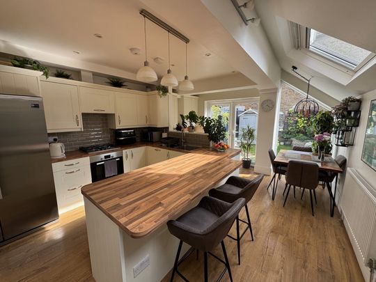 Beautifully Renovated 3-Bed Victorian Home in well-connected South London – 6 month let - Photo 1