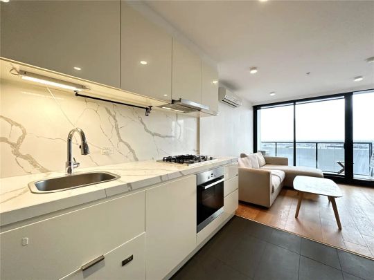 “FURNISHED BREATHTAKING TWO BEDROOM TWO BATHROOM APARTMENT LOCATED IN 33M MELBOURNE CBD!!!” - Photo 1