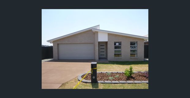 4 BEDROOM HOME - Photo 1