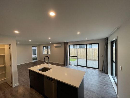 Gorgeous family living in Quarry Paddocks - Photo 1