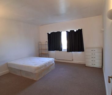 2 Bed Flat, Burnt Ash Hill, SE12 - Photo 4