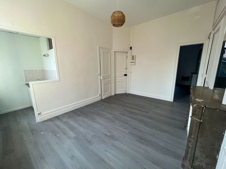 T2 situé Place Jacquart à Lille, à proximité du métro République Beaux Arts. réf G264-1 - Photo 3