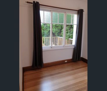 Sunny 2 Bedroom Flat with History and Character - Photo 6