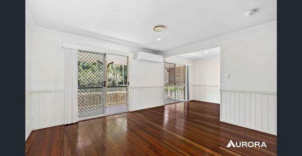 Spacious Clayfield Townhouse with Private Balcony & Courtyard - Photo 1