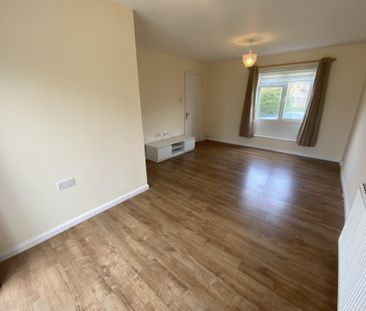 Hollyfield, Harlow - Photo 2