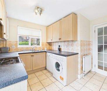 4 bedroom House in Cutbush Close, Reading - Photo 3