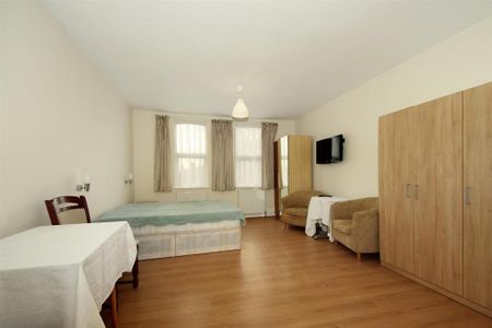 Studio to rent - Photo 2