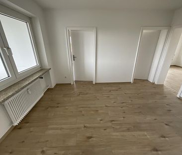 Renovierte 4-Zimmer-Hochhauswohnung in Heppens zu vermieten! - Foto 1