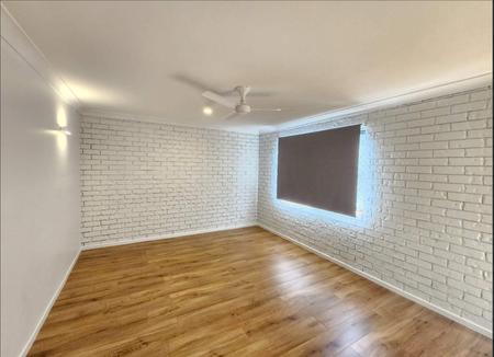 Dual-Living 5-Bedroom Home in North Maclean - Photo 4