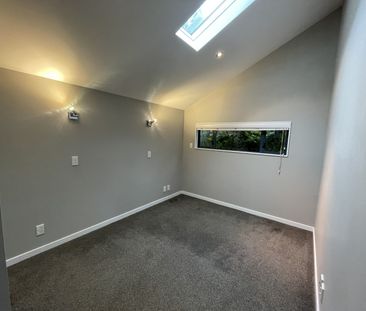 Sunny 3-Bedroom Townhouse in Sought-After Wadestown - Photo 2