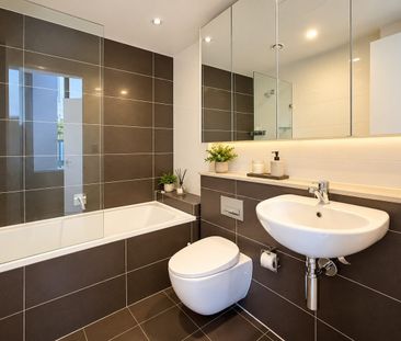 Stunning Renovated Apartment with Dual Courtyards! - Photo 6