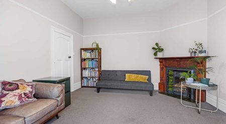 Heritage style 3 bedroom with garage - Photo 2