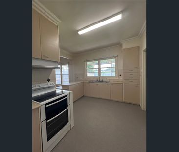 Three Bedroom home close to School - Photo 6