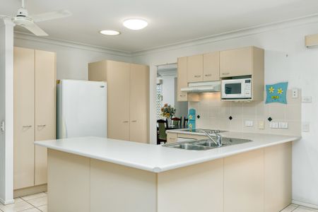 Lovely 4 Bedroom home with Side Access - Photo 3