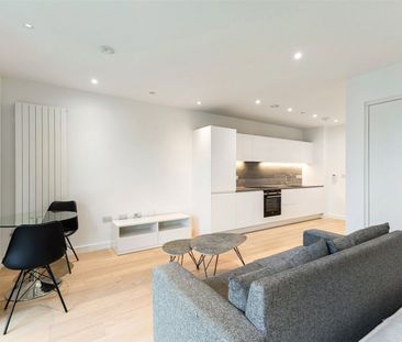 Royal Crest Avenue, London, E16 flat to rent - Photo 6