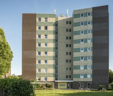 Modernisierte 4 ZKB-Balkonwohnung im Erdgeschoss eines Hochhauses i... - Photo 1