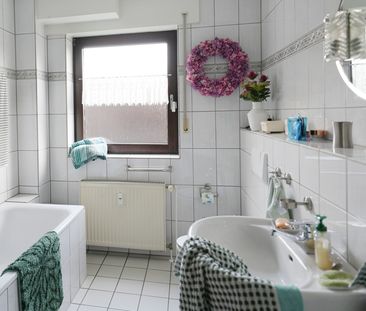 Clever geschnittene Erdgeschosswohnung mit Garten und Carport in Sa... - Photo 1