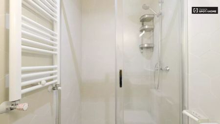 Double bed in Room in a shared 5-bedroom apartment for rent in Justicia. - Foto 4