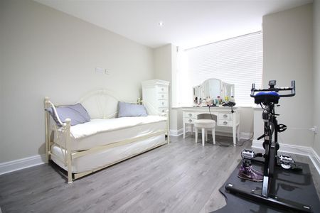 The Spur, Slough - Photo 5