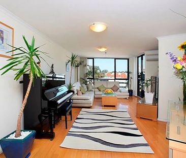 Spacious, Bright & Airy 2-Bedroom Apartment – Prime Parramatta Location - Photo 1