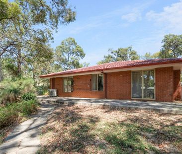 SPACIOUS 5x2x2 IN THE PERTH HILLS - Photo 1