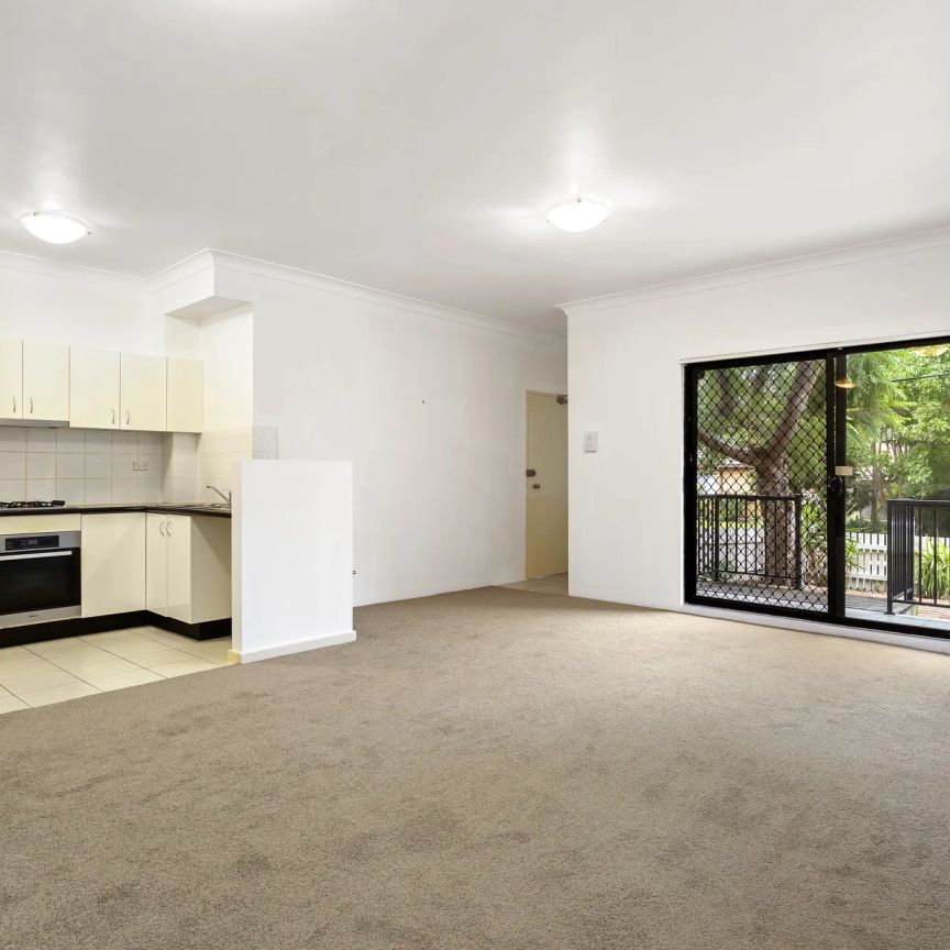 Beautifully Updated Ground Floor Apartment - Photo 1