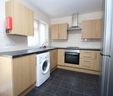 4 bedroom semi-detached house to rent - Photo 6