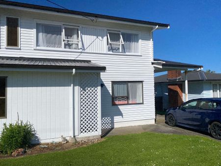 Charming Family Home in Te Atatu Peninsula - Photo 2