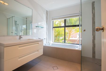 31 Glenwater Crescent, Helensvale QLD 4212 - House For Rent - $1,350 | Domain - Photo 3