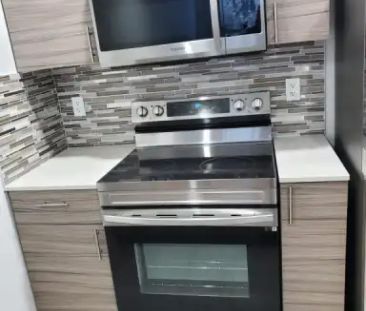 1 Bedroom legal Basement with side entrance, AC, Washer& dryer | Ch... - Photo 1
