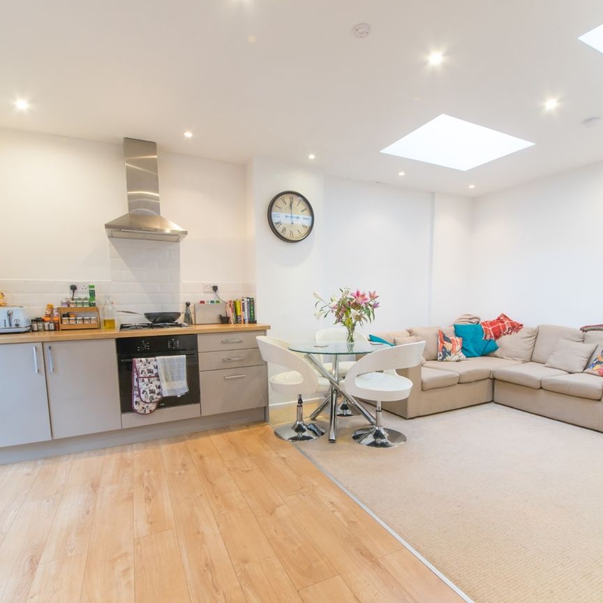 3 Bed Flat, Mile End Road, E1 - Photo 1