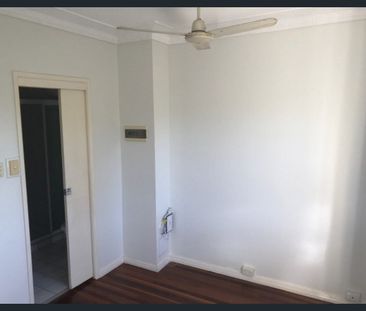 Top-Floor Studio Apartment – Prime Location Near West End & Public ... - Photo 1