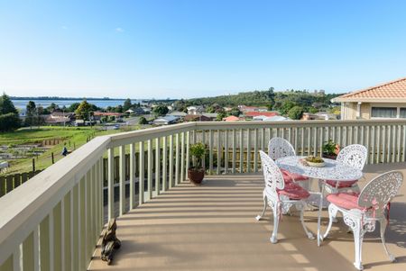 Beautiful Views Spacious Home - Welcome Bay - Photo 2