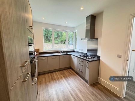 3 bedroom semi-detached house to rent - Photo 5