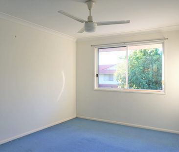 With New Floor Boards. Triple Air Conditioned Villa Style Townhouse... - Photo 3