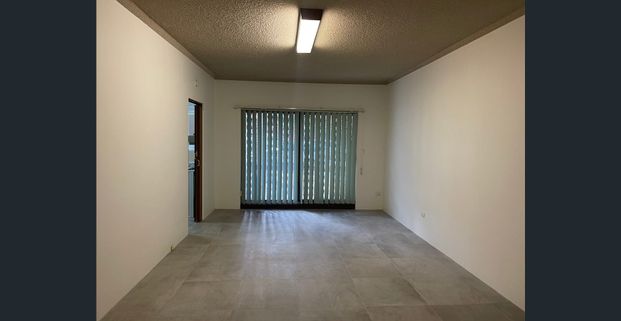 Extra Large 1 Bedroom Unit - 2 Toilets - Photo 1