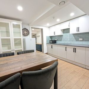 St. Giles Street - Photo 2