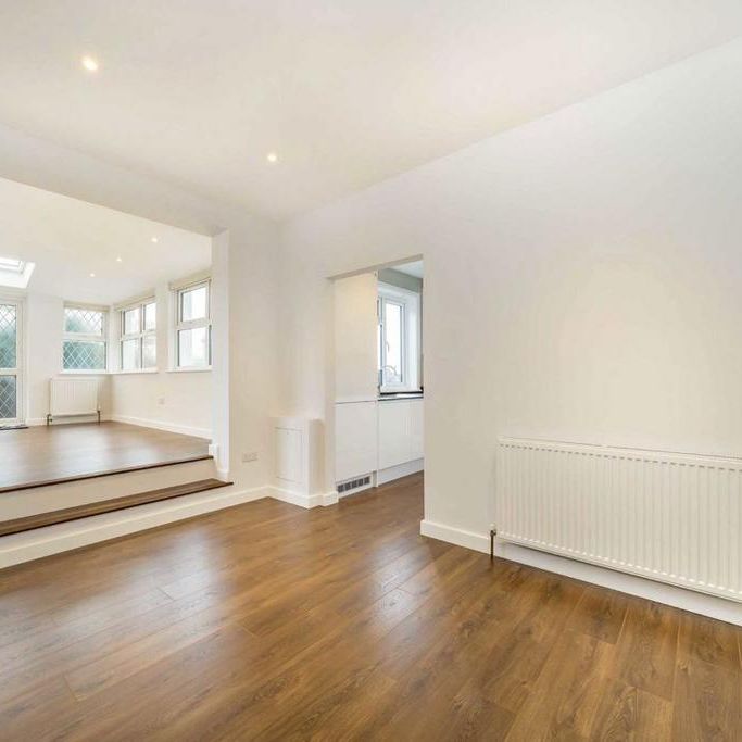 3 bedroom flat to rent - Photo 1