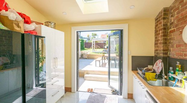 Fully Furnished, Power, Gas and Internet Included - Photo 1