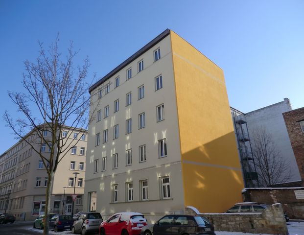 Renoviert mit Balkon und großem Wohnzimmer im Dachgeschoss - Photo 1