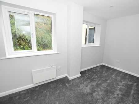 Flat to rent on - Photo 2